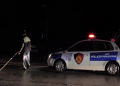 Një aksident tragjik në rrugën “Poliçan-Berat”; humb jetën shoferi 34-vjeçar dhe lëndohen dy të rinj
Rreth orës 18:00, në rrugën “Poliçan-Berat”, në afërsi të Ura e Vodicës, një automjet i drejtuar nga E. B., 34 vjeç, nga Berat, dyshohet se ka humbur kontrollin dhe ka dalë nga rruga. Si pasojë e aksidentit, shoferi ka gjetur vdekjen në vendngjarje, ndërsa dy pasagjerë të tjerë kanë pësuar lëndime.