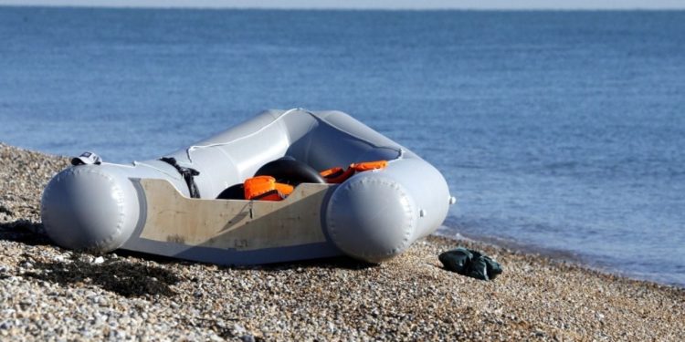 Një mijë emigrantë kalojnë Kanalin e Anglisë në vetëm një ditë, rritet presioni mbi qeverinë, Starmer kërkon që të përmirësohet marrëveshja me Francën.