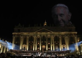 Një spektakël mbi qiellin e Vatikanit, ku vepra të Mikelanxhelos dhe Papa Françesku "pikturohen" nga 3,500 dronë.