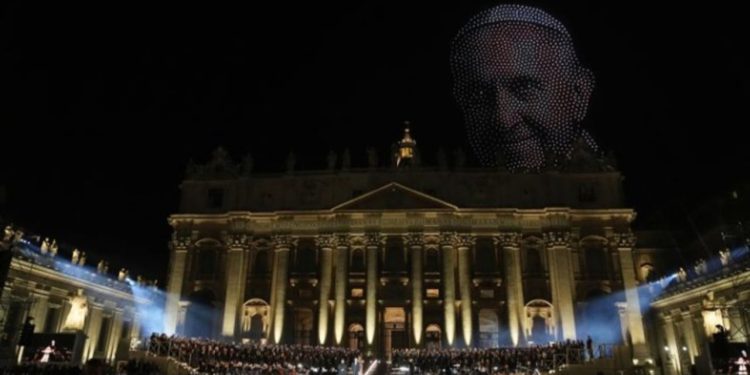Një spektakël mbi qiellin e Vatikanit, ku vepra të Mikelanxhelos dhe Papa Françesku "pikturohen" nga 3,500 dronë.