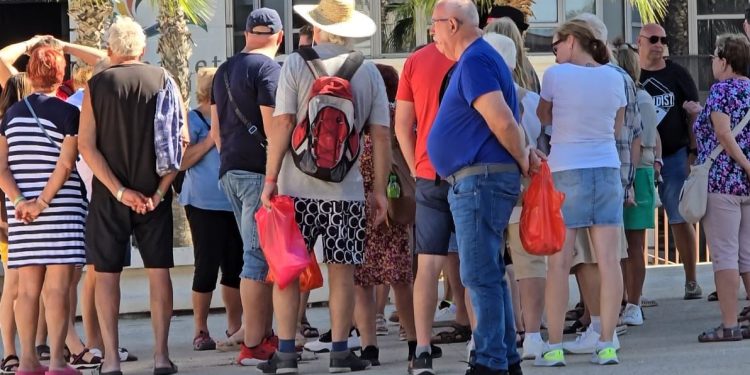 Një tjetër fluks turistësh në Durrës, sezoni vazhdon me intensitet të lartë në vjeshtë