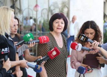 Njerëz të heshtur dhe të vendosur: Marjeta Larja gjatë homazheve për Dhimitër Anagnostin – një pasion i veçantë