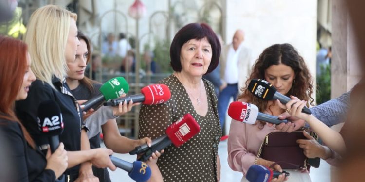 Njerëz të heshtur dhe të vendosur: Marjeta Larja gjatë homazheve për Dhimitër Anagnostin – një pasion i veçantë