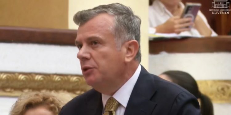 Opozita kërkon një minutë heshtje në Kuvend për Abdi Baletën; Balla: E dini sa e keni respektuar.