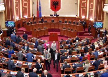 Opozita largohet nga seanca plenare pas votimit për ndryshimet e rregullores së Kuvendit