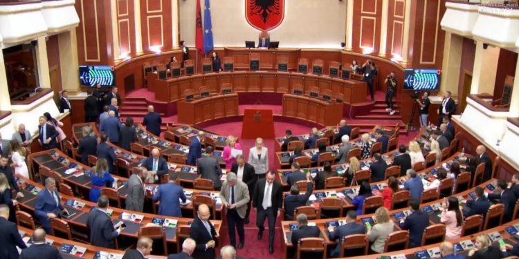 Opozita largohet nga seanca plenare pas votimit për ndryshimet e rregullores së Kuvendit