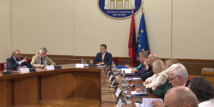 Opozita ngec Kuvendin/ Refuzon të dorëzojë emrat e kryetarëve dhe anëtarëve në komisionet parlamentare.