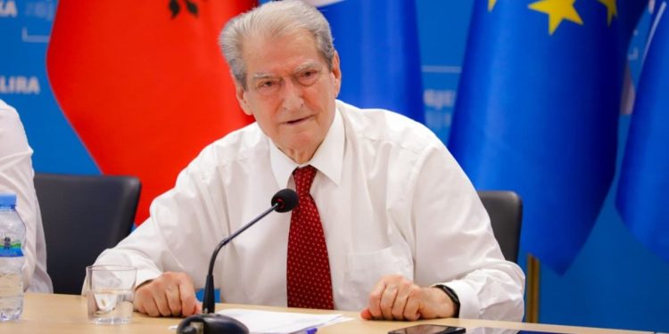 PD zgjodhi drejtuesit e grupit parlamentar: Bardhi u emërua kryetar, Gjekmarkaj nënkryetar, Leskaj kundërshton në votim.