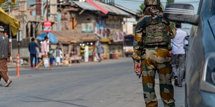 Pakistan: Trupat e tre transgjinorëve të vrarë me armë zjarri, zbulohet pranë një rruge.