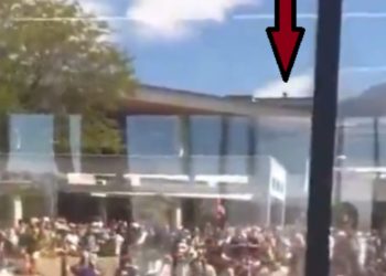 Pamje shqetësuese pas vrasjes së Charlie Kirk, një person i mistershëm shfaqet duke u arratisur mbi çatinë e universitetit.