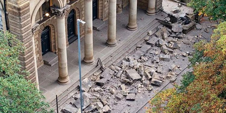 Pamje tronditëse në Angli: Fasada e një kishe viktoriane shembet, kalimtari shpëton për mrekulli