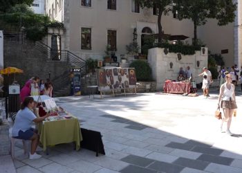 Panairi i Artizanit në Gjirokastër kthehet, mjeshtër të zanateve rinovojnë atmosferën mesjetare të pazarit.