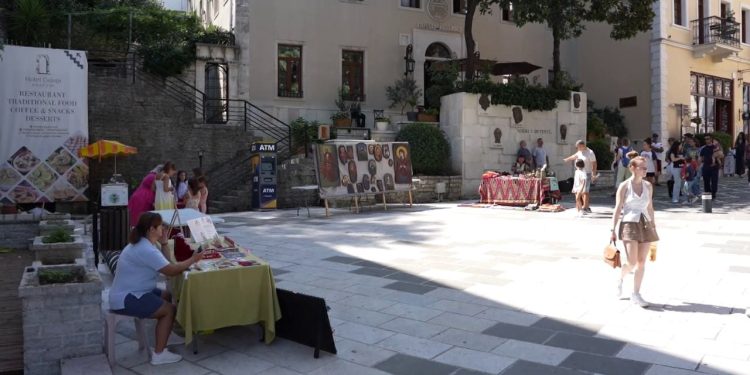 Panairi i Artizanit në Gjirokastër kthehet, mjeshtër të zanateve rinovojnë atmosferën mesjetare të pazarit.