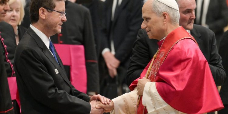 Papa Leoni takon presidentin izraelit Herzog në Vatikan: Angazhohemi për mbrojtjen e komuniteteve të krishtera në Tokën e Shenjtë.