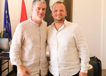 Pas dorëheqjes nga Bashkia e Vlorës, ish-kryebashkiaku Ermal Dredha Takon zëvendësuesin e tij: Elis Halili do ta çojë qytetin përpara.