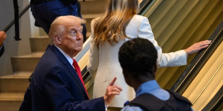 Pas problemas me shkallët lëvizëse dhe mikrofonin, Shtëpia e Bardhë kërkon një hetim mbi incidentet e Trump gjatë fjalimit në OKB