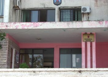 Pas rikthimit në punë nga SPAK, punonjësi përballet me diskriminim: Bashkia Patosit e ndalon dhe e ul në detyrë.