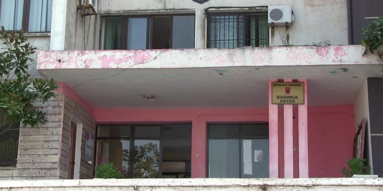 Pas rikthimit në punë nga SPAK, punonjësi përballet me diskriminim: Bashkia Patosit e ndalon dhe e ul në detyrë.