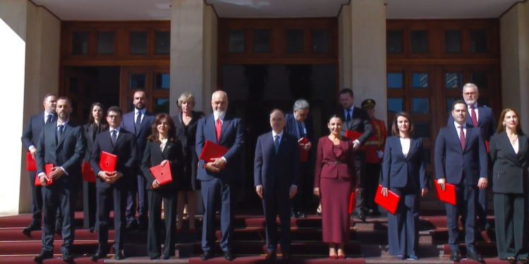 Pas votimit të djeshëm në Kuvend për programin “Rama 4”, kryeministri dhe ministrat e kabinetit të ri betohen në Presidencë.