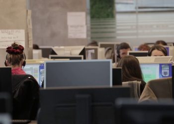 Pasojat e punës në call-center: 60% e të rinjve kanë probleme me shtyllën kurrizore, dëgjimin dhe shikimin.