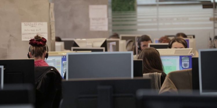 Pasojat e punës në call-center: 60% e të rinjve kanë probleme me shtyllën kurrizore, dëgjimin dhe shikimin.
