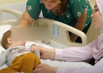 “Për Shqiptarët”/ Roani i vogël niset për në spitalin italian, realizon dy operacione për tumorin në kokë.