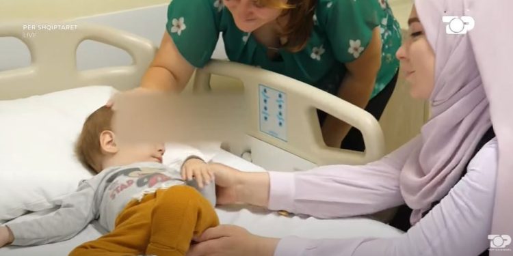 “Për Shqiptarët”/ Roani i vogël niset për në spitalin italian, realizon dy operacione për tumorin në kokë.