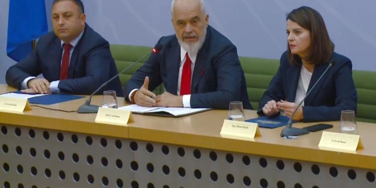 Për herë të parë në histori, një grua në drejtimin e Ministrisë së Brendshme: Rama i jep detyrat Albana Koçiut, thekson se nuk është kryepolici i vendit.