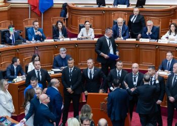 Për herë të parë, programi dhe struktura e Qeverisë miratohet me 82 vota për; seanca zgjat vetëm 25 minuta.