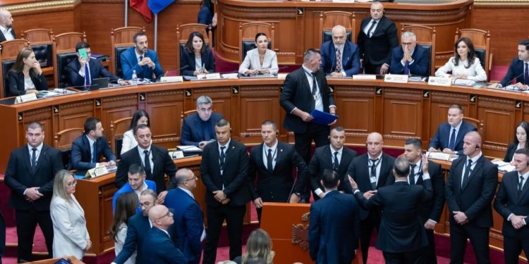 Për herë të parë, programi dhe struktura e Qeverisë miratohet me 82 vota për; seanca zgjat vetëm 25 minuta.