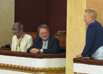 Përfaqësuesja e SHBA-së në punë ndjek seancën parlamentare, të pranishëm edhe disa ambasadorë.