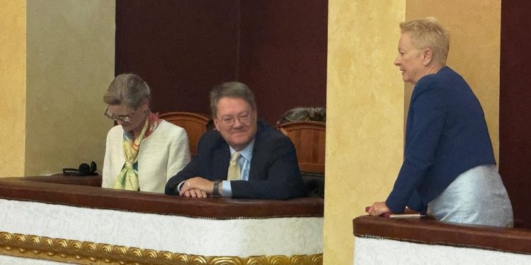 Përfaqësuesja e SHBA-së në punë ndjek seancën parlamentare, të pranishëm edhe disa ambasadorë.