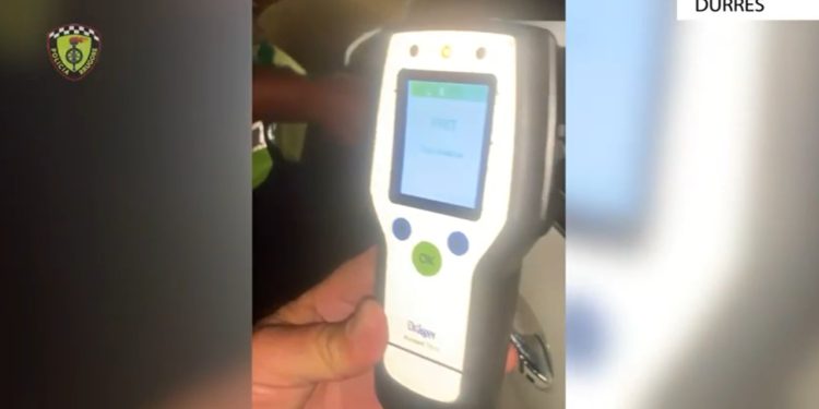 Përpjekje për të korruptuar një polic rrugor pas arrestimit për drejtim në gjendje të dehur, 55-vjeçari vihet në pranga në Durrës.