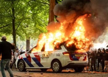 Përplasje dhe dhunë në Hagë, policia holandeze përdor gaz lotsjellës dhe ujë për të zgjidhur protestën anti-emigracionale.