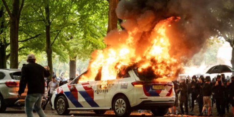 Përplasje dhe dhunë në Hagë, policia holandeze përdor gaz lotsjellës dhe ujë për të zgjidhur protestën anti-emigracionale.