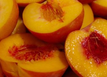 Pesticide të tejkalueshme, AKU ndalon importin e pjeshkave dhe rrushit nga Greqia.