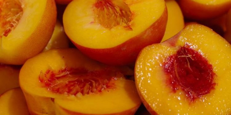 Pesticide të tejkalueshme, AKU ndalon importin e pjeshkave dhe rrushit nga Greqia.