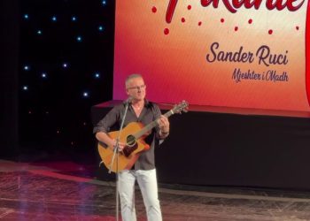 “Pikante” nga Sandër Ruçi: Mjeshtri i humorit rikthehet në Teatrin “Migjeni”