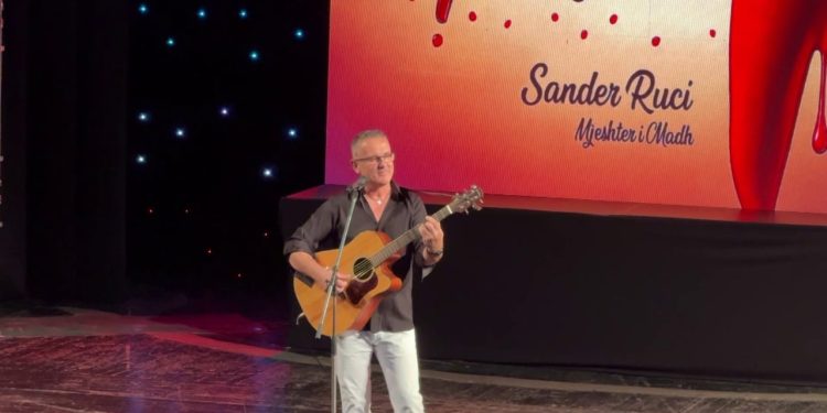 “Pikante” nga Sandër Ruçi: Mjeshtri i humorit rikthehet në Teatrin “Migjeni”