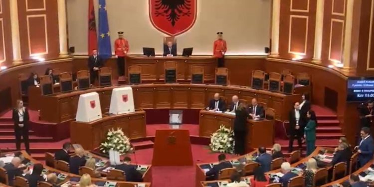 Pjesëmarrja e Ana Dajkos nga "Shqipëria Bëhet" në votimin për kreun e Kuvendit, përballë rregullit të PD; Erald Kapri bojkotan.