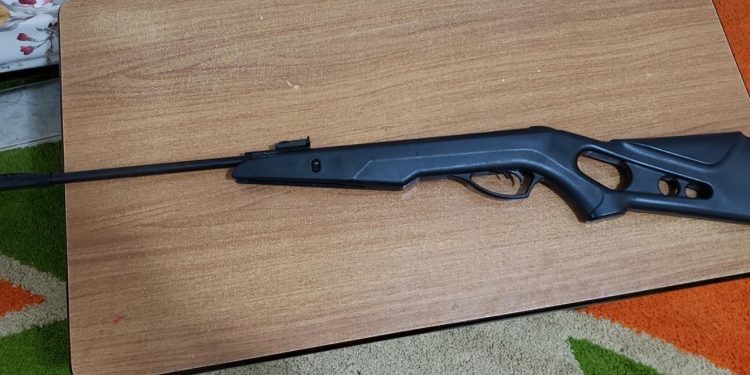 Plagosi me armë të afërmin, 19-vjeçarja sulmohet në Këlcyrë