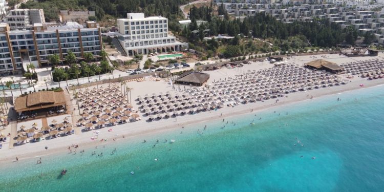 Plazhet më të pastra janë në Jugu me Ksamilin, ndërsa vijat bregdetare të Durrësit dhe Golemit rezultojnë më të ndoturat.