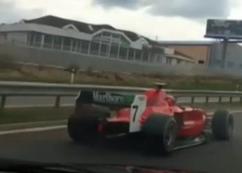 Policia çon në pranga shoferin misterios pas arratisjes, kapet duke drejtuar një makinë garash në autostradë.