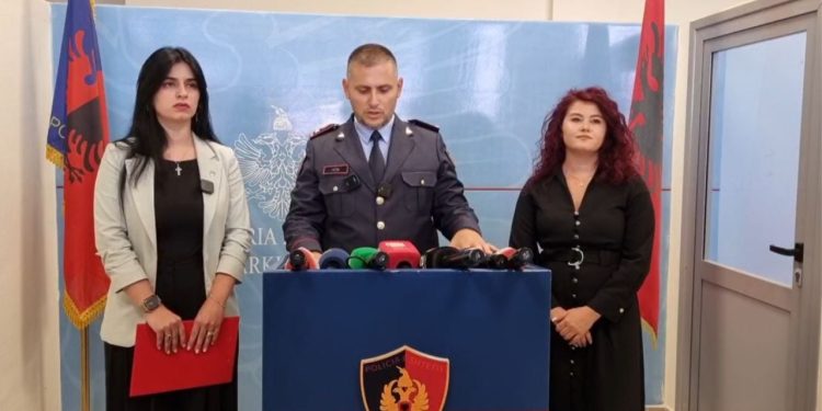 Policia e Shtetit u bën thirrje qytetarëve të kenë kujdes nga skemat piramidale online: Qëndroni larg investimeve që ofrojnë fitime të shpejta.