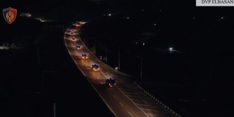 "Policia, hap derën" / Publikohen pamjet nga operacioni antidrogë në Elbasan, ku u sekuestruan kokainë dhe armë. Si u zbulua rrjeti kriminal.