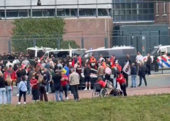 Policia i ndalon shqiptarët të afrohen pranë Gjykatës Speciale, ngre helikopterë mbi Hagë.