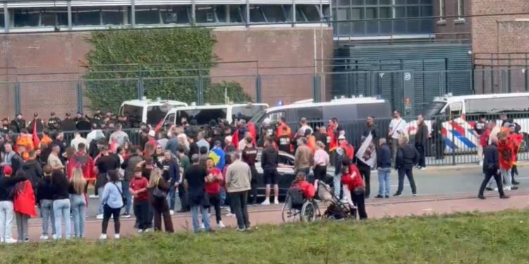 Policia i ndalon shqiptarët të afrohen pranë Gjykatës Speciale, ngre helikopterë mbi Hagë.