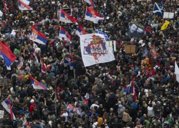 Policia përdor forcë ndaj protestuesve në Novi Sad