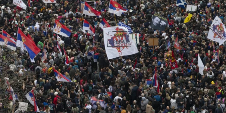 Policia përdor forcë ndaj protestuesve në Novi Sad