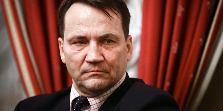 Polonia i bën akuzë Hungarisë: Ministri i Jashtëm thotë se po shantazhoni BE-në për Ukrainën dhe se e keni tepruar.